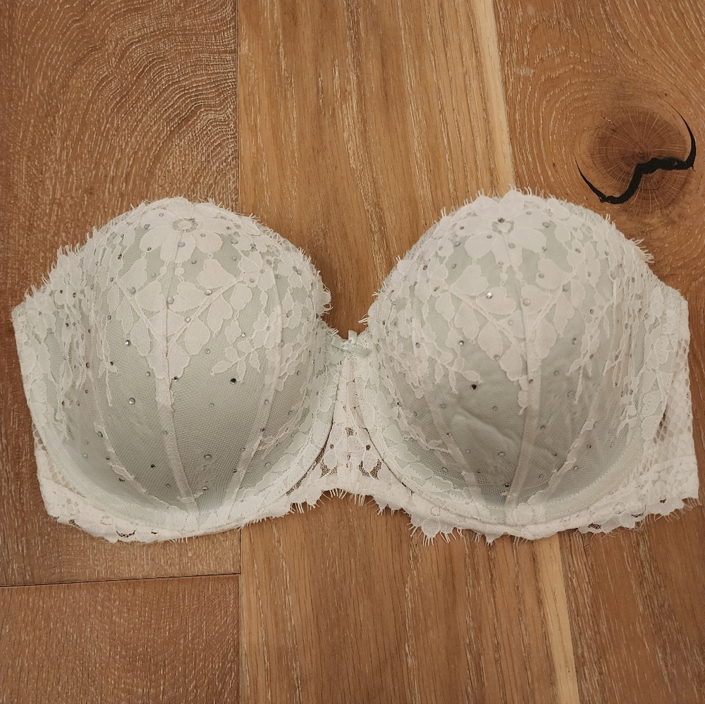 NWOT Victorias Secret Vintage Dream Angels Embelished 34DDD Bra W/ Remov. Straps